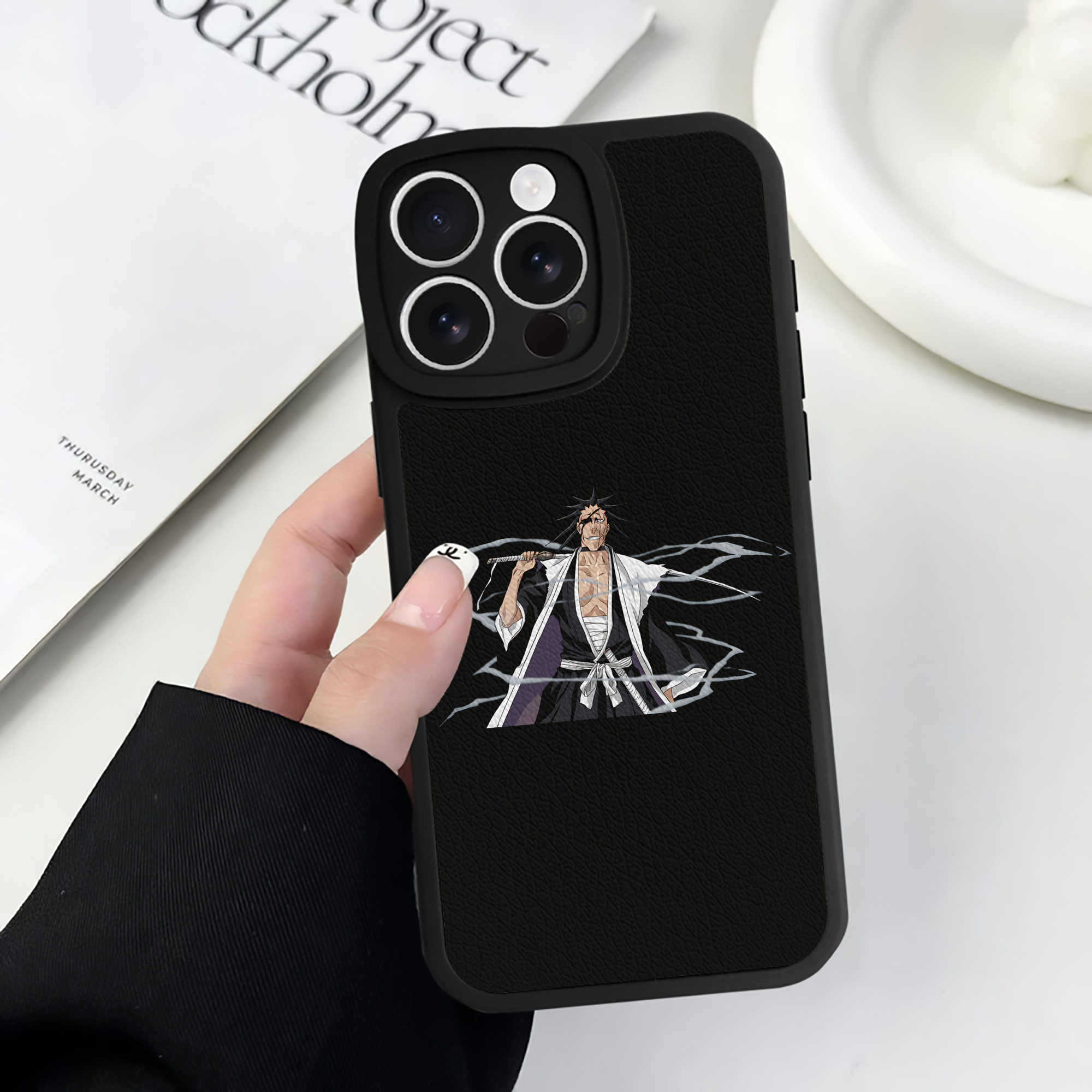 （画像用） ブリーチ ざらき けんぱち BLEACH Zaraki Kenpachi 【iPhone 16シリーズ対応】シリコンスマホケース（レザー調） 材質：シリコン